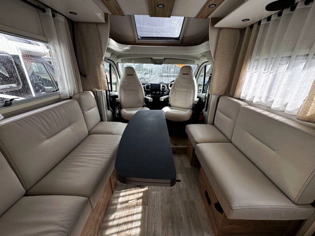 Pilote Evidence P696