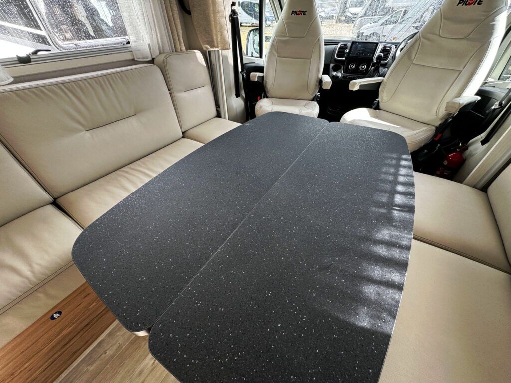 Pilote Evidence P696