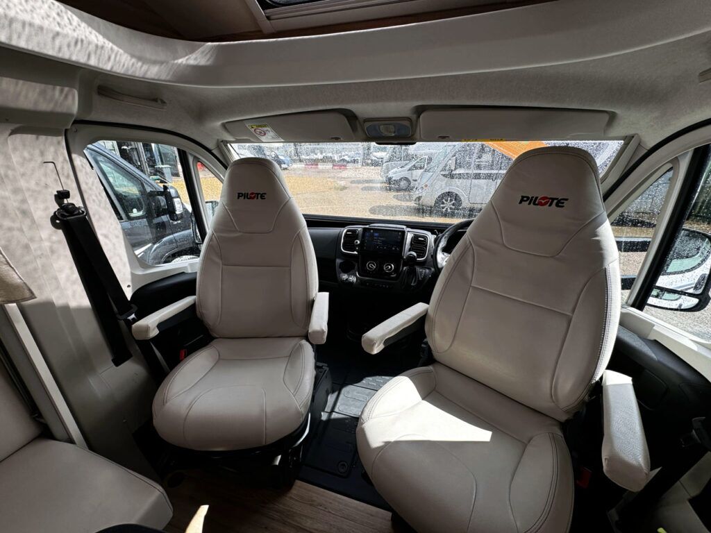 Pilote Evidence P696