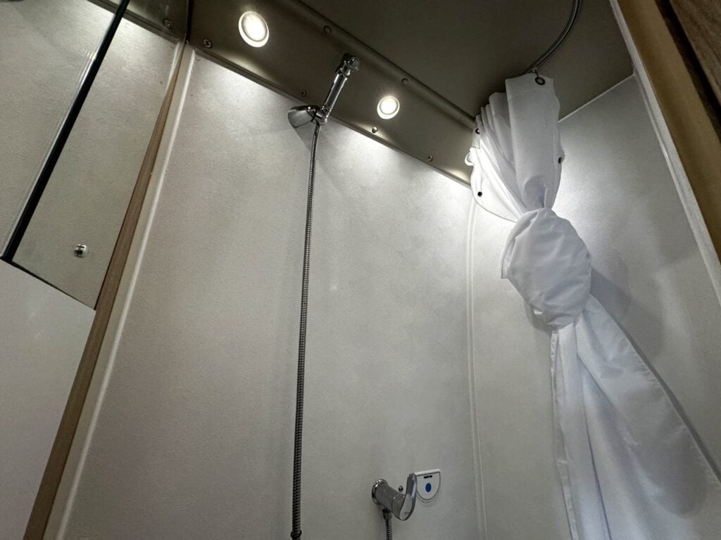 Auto-Trail V-Line 669