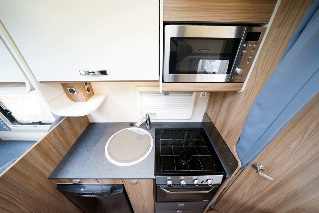 What are typical features that a 5-berth-motorhome have