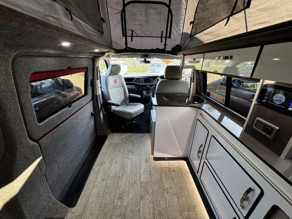 Volkswagen T6.1 Highline LWB Platinum Wave