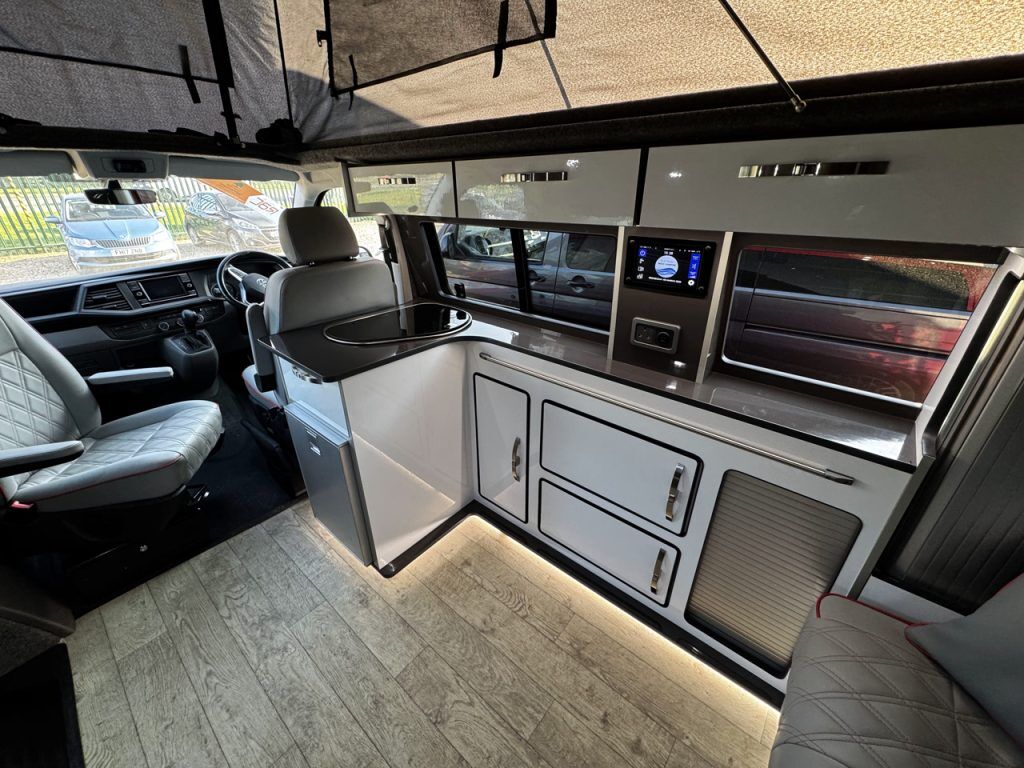 Volkswagen T6.1 Highline LWB Platinum Wave