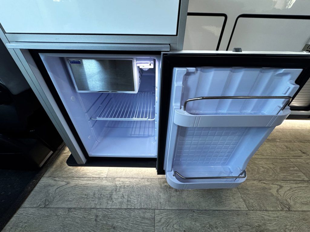 Volkswagen T6.1 Highline LWB Platinum Wave