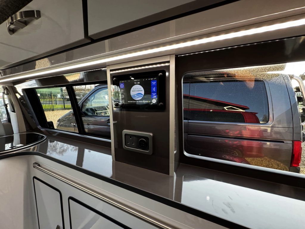 Volkswagen T6.1 Highline LWB Platinum Wave