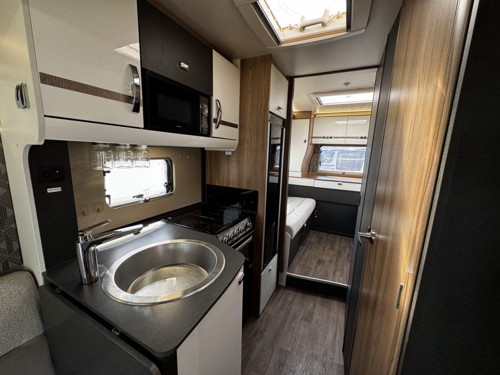 Swift Escape 674