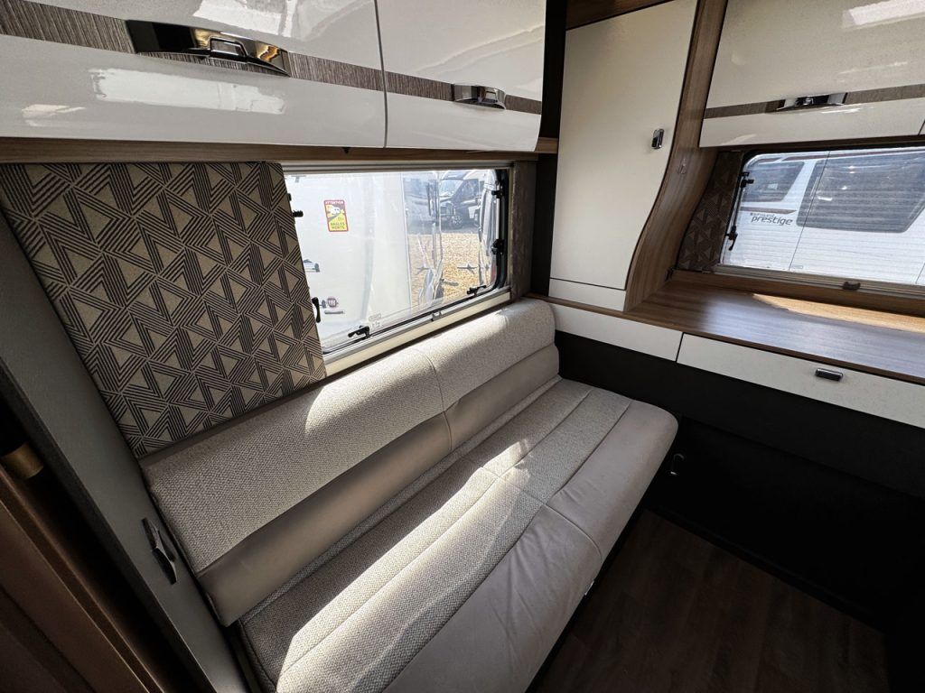 Swift Escape 674