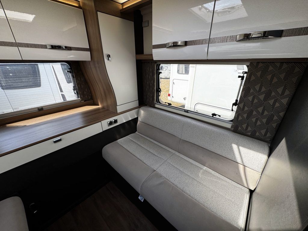 Swift Escape 674