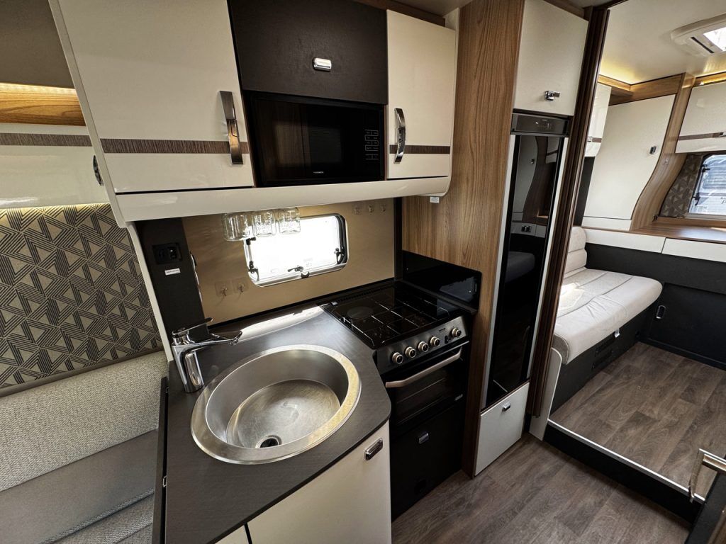 Swift Escape 674
